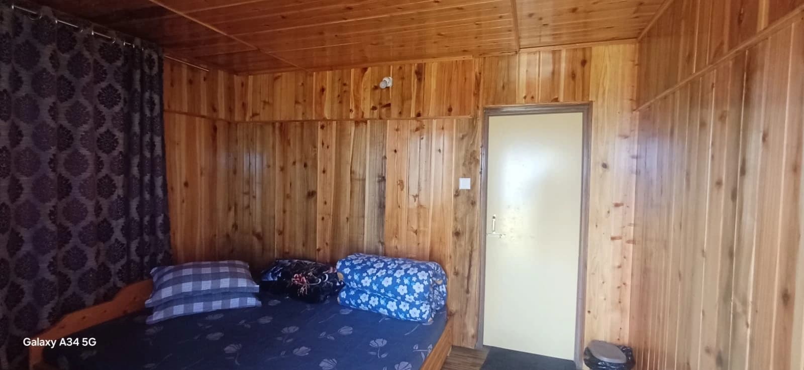 Rigsel Homestay Four Bed Family Room — spacious room for families in Kaffer Gaon, Kalimpong